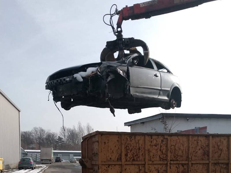 Kasacja uszkodzonego pojazdu osobowego w Zabrzu
